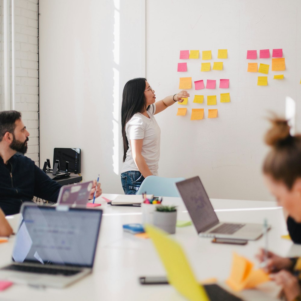 Equipo planificando la estrategia de crecimiento de un negocio