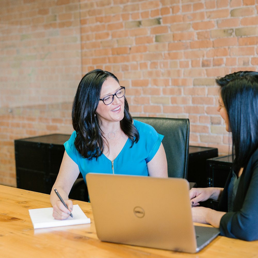 Consultora trabajando junto a una clienta en su proyecto